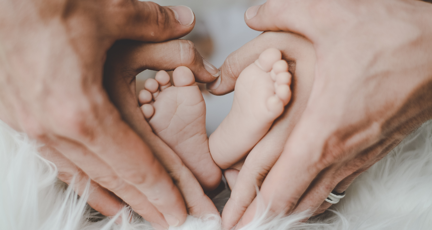Babyspielzeug - Babyzubehör - Familie mit Baby